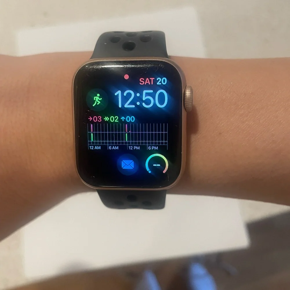 Apple Watch Series 4 40mm 16 GB Rose Gold w/ Black Nike Sports Band